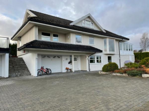 Spacious family home with views of lake Mjøsa